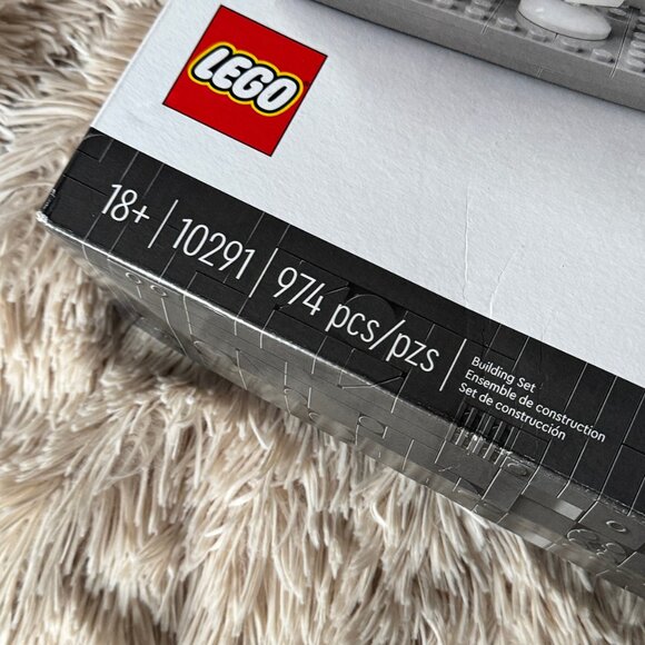 LEGO 10291- QUEER EYE – THE FAB 5 LOFT - RETIRED - Picture 3 of 6